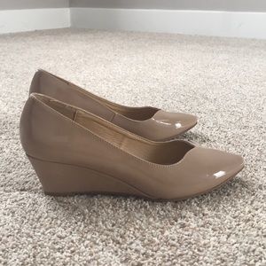Tan patent wedges